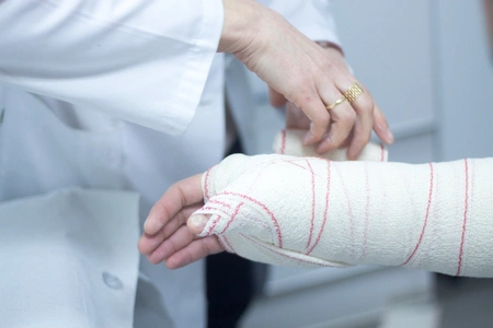 عمل جراحی مچ دست برای رفع اختلالات حرکتی